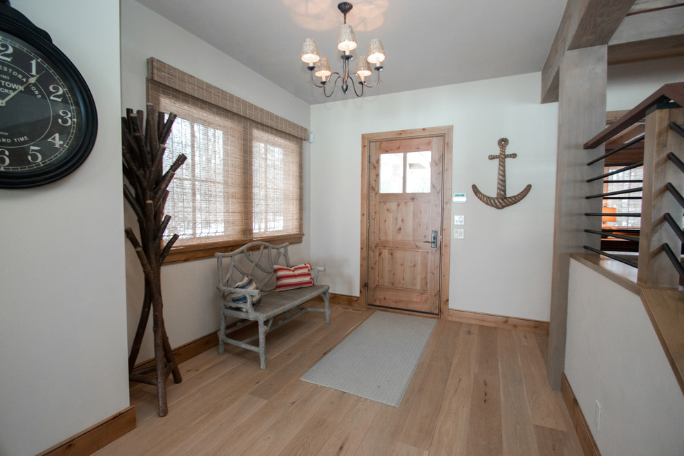 Kleine Urige Haustür mit weißer Wandfarbe, hellem Holzboden, Einzeltür und heller Holzhaustür in Milwaukee