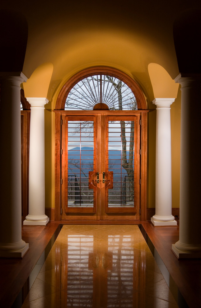 デンバーにある広いトランジショナルスタイルのおしゃれな玄関ドア (黄色い壁、濃色無垢フローリング、ガラスドア) の写真