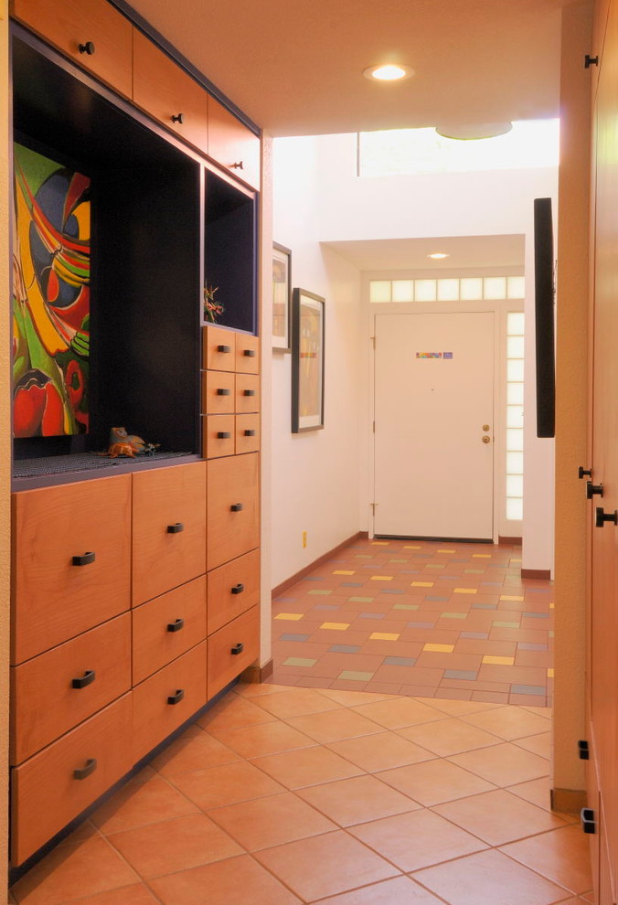 Идея дизайна: тамбур со шкафом для обуви в стиле фьюжн с одностворчатой входной дверью и белой входной дверью
