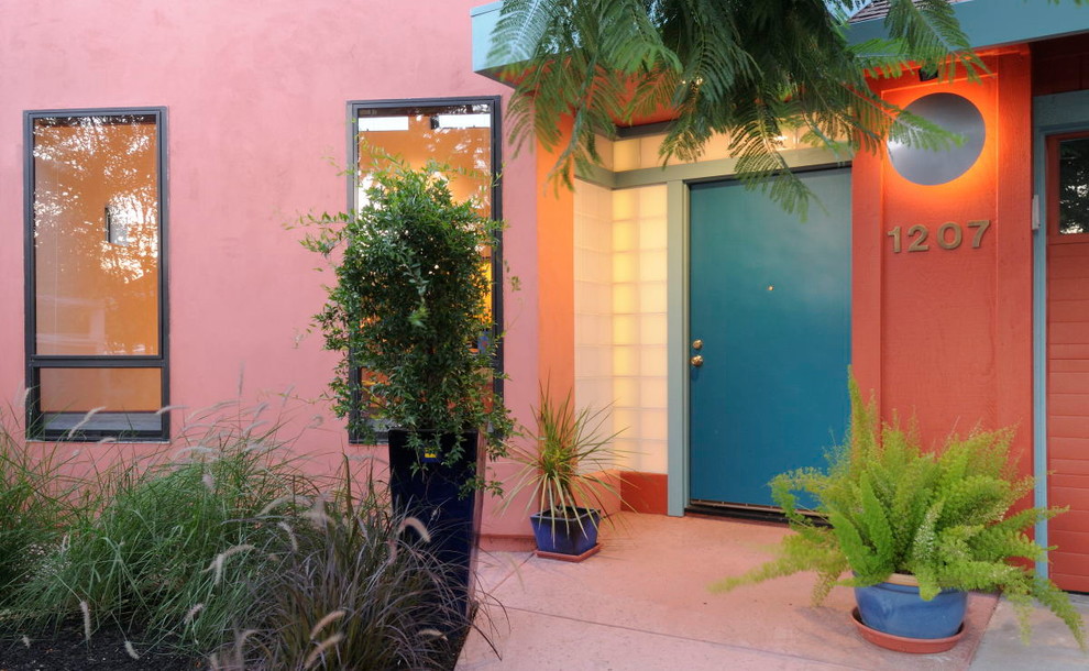 Aménagement d'une porte d'entrée éclectique avec une porte simple et une porte bleue.