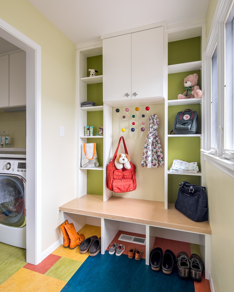 Источник вдохновения для домашнего уюта: маленький тамбур со шкафом для обуви в скандинавском стиле с зелеными стенами и разноцветным полом для на участке и в саду