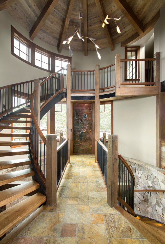 Mittelgroßes Uriges Foyer mit beiger Wandfarbe, Travertin, Einzeltür, Haustür aus Metall, buntem Boden und Holzdecke in Denver