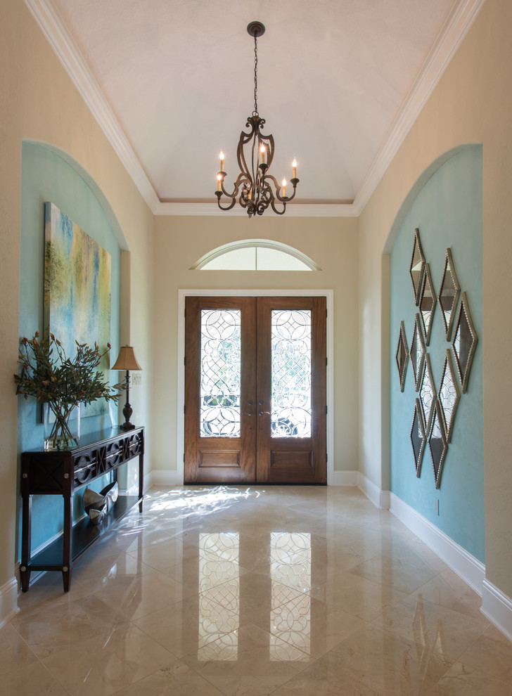 Ispirazione per una porta d'ingresso chic con pareti blu, una porta a due ante, una porta in legno bruno e pavimento beige
