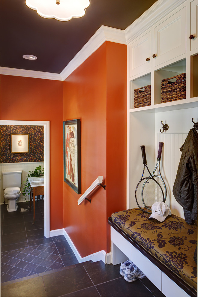 Inspiration för små klassiska kapprum, med orange väggar och klinkergolv i keramik