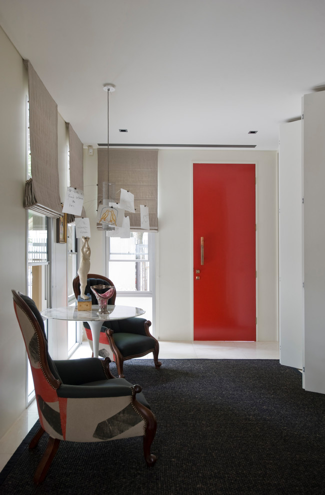 Idee per un corridoio eclettico con pareti bianche, moquette, una porta singola, una porta rossa e pavimento nero