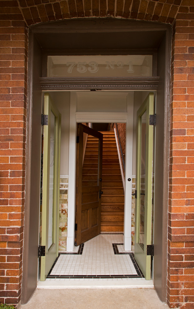 ワシントンD.C.にあるお手頃価格の中くらいなトランジショナルスタイルのおしゃれな玄関ドア (ベージュの壁、セラミックタイルの床、緑のドア) の写真