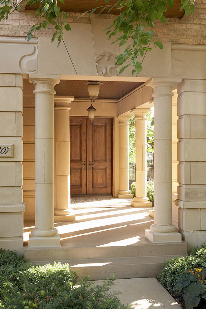 Réalisation d'une entrée design avec une porte double et une porte en bois brun.