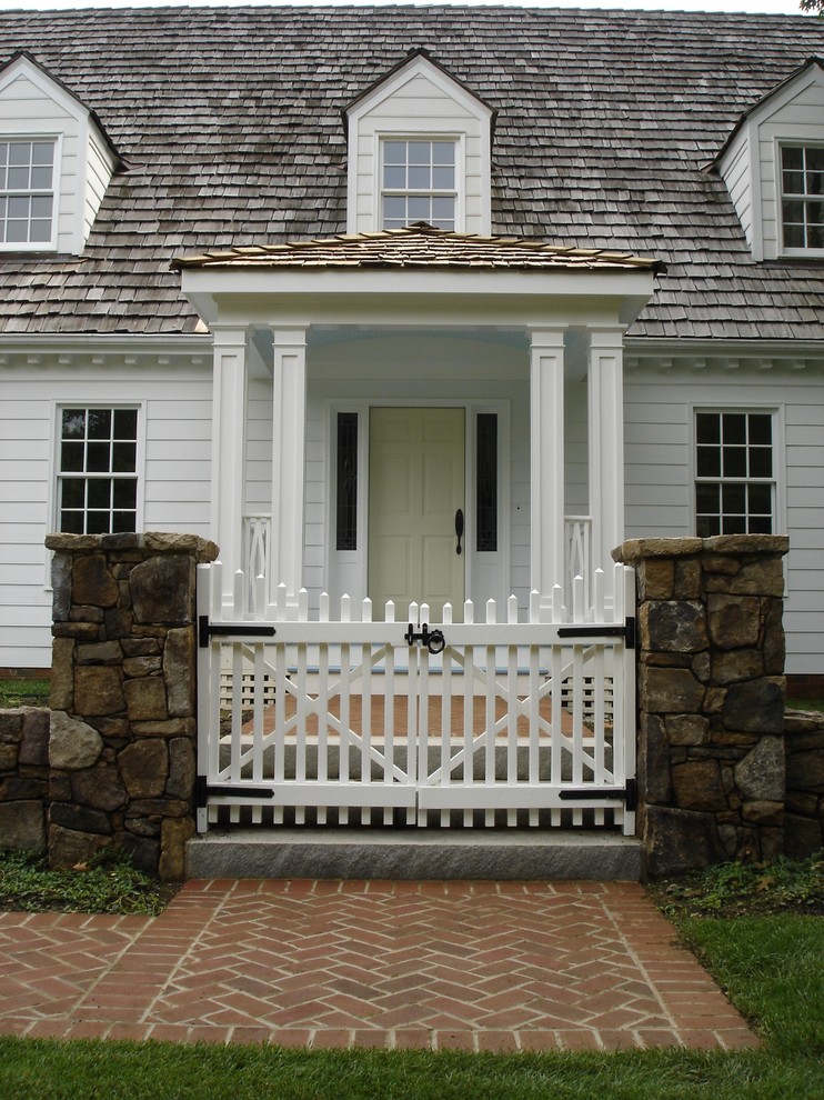 На фото: входная дверь среднего размера в классическом стиле с белыми стенами, одностворчатой входной дверью и желтой входной дверью с