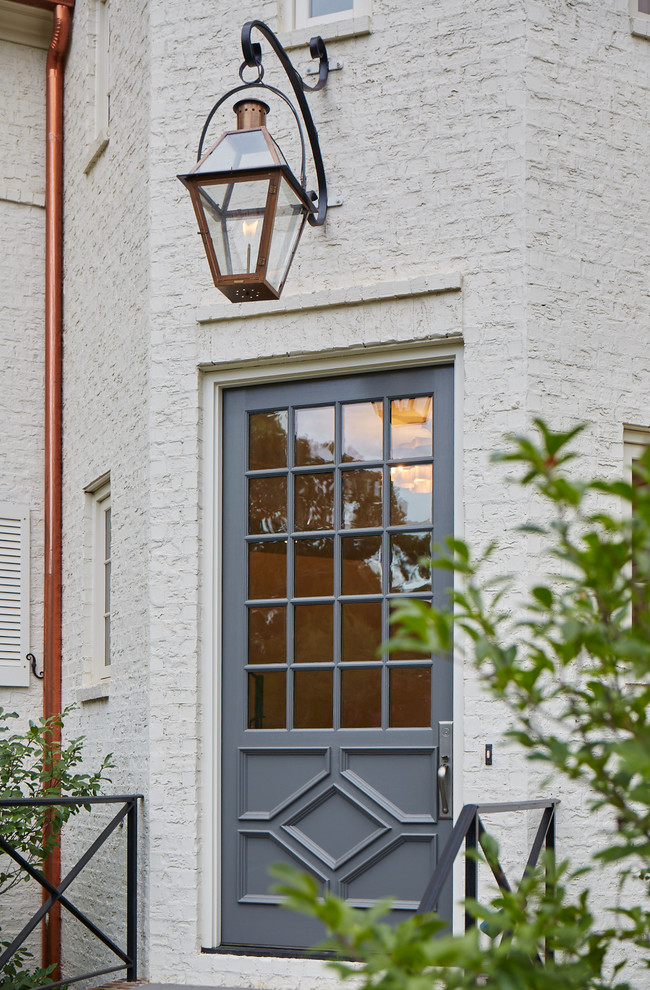 Exemple d'une entrée moderne avec un mur blanc, une porte simple et une porte bleue.