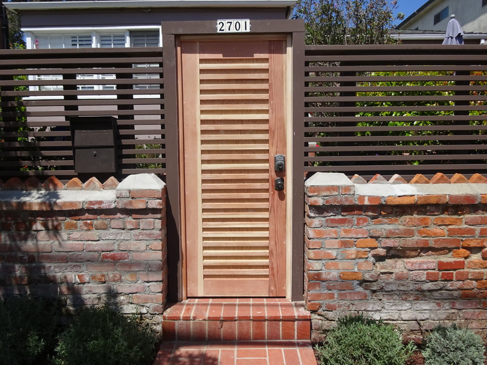 Idee per una porta d'ingresso minimal di medie dimensioni con una porta singola e una porta in legno chiaro