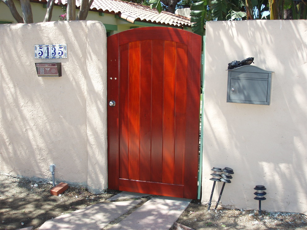 Exemple d'une porte d'entrée chic de taille moyenne avec un mur beige, une porte simple et une porte en bois brun.