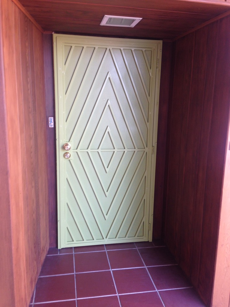 Стильный дизайн: входная дверь среднего размера в современном стиле с коричневыми стенами, полом из керамической плитки, одностворчатой входной дверью и желтой входной дверью - последний тренд