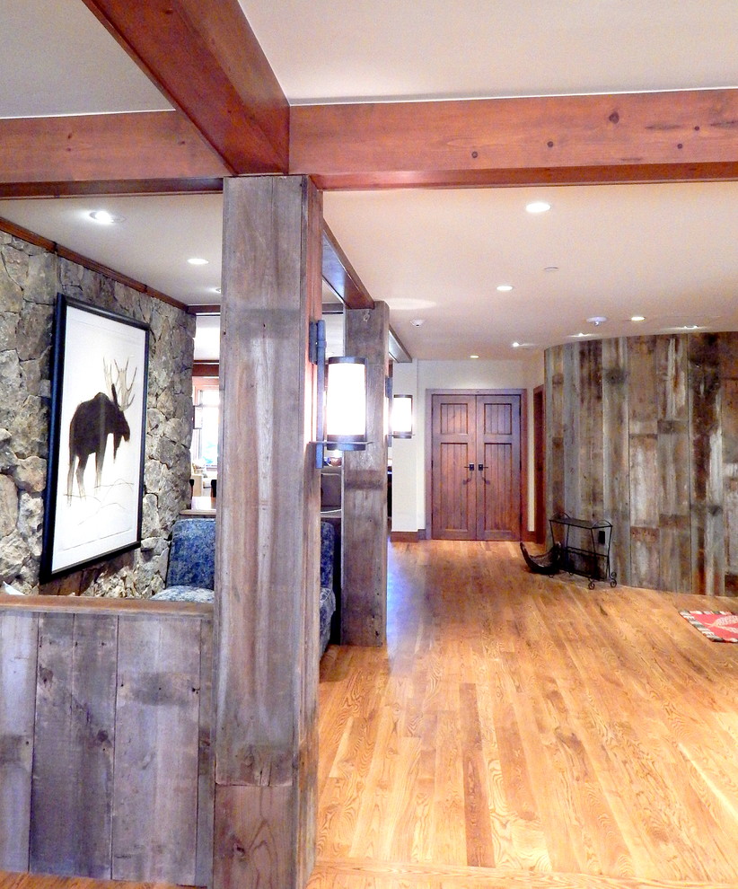 Imagen de hall rural grande con paredes beige, suelo de madera clara, puerta doble, puerta de madera en tonos medios y suelo marrón
