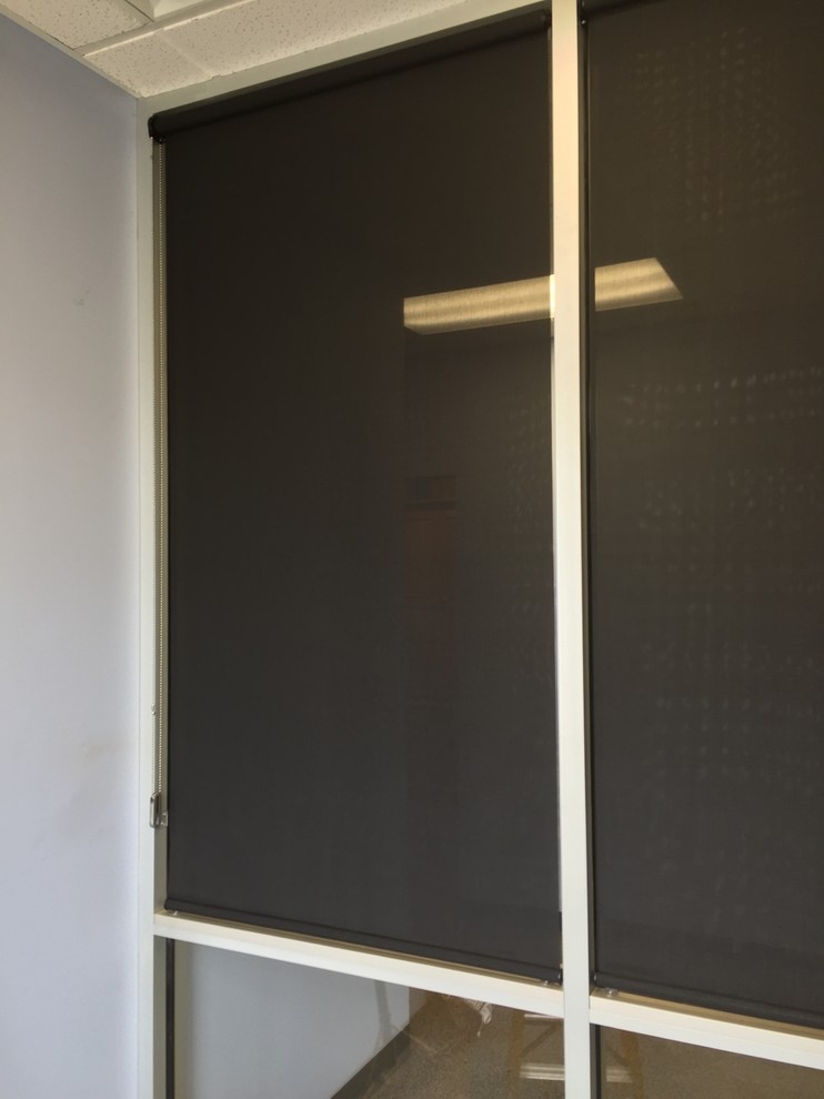 Esempio di un piccolo ingresso con vestibolo industriale con pareti grigie, moquette, una porta singola e una porta in metallo