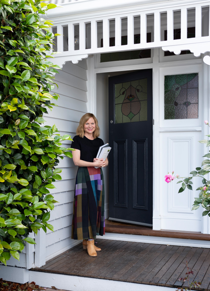 Moderne Haustür mit weißer Wandfarbe, dunklem Holzboden, Einzeltür, grüner Haustür und braunem Boden in Melbourne