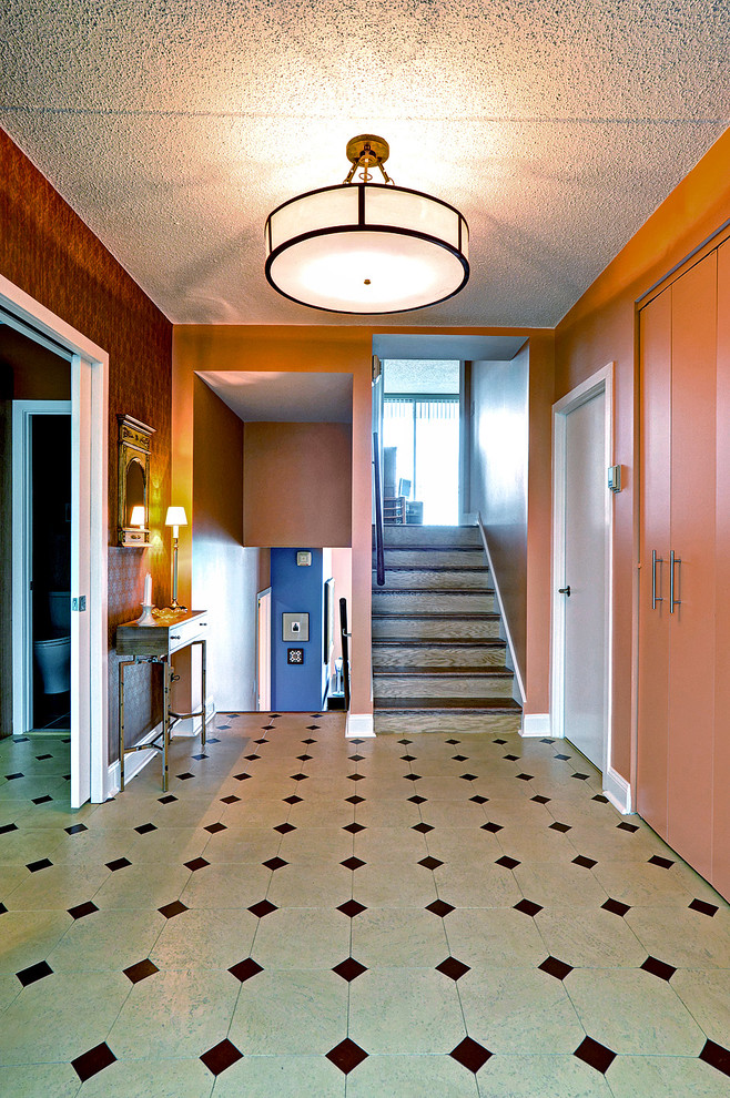 Источник вдохновения для домашнего уюта: прихожая среднего размера в современном стиле с оранжевыми стенами и пробковым полом