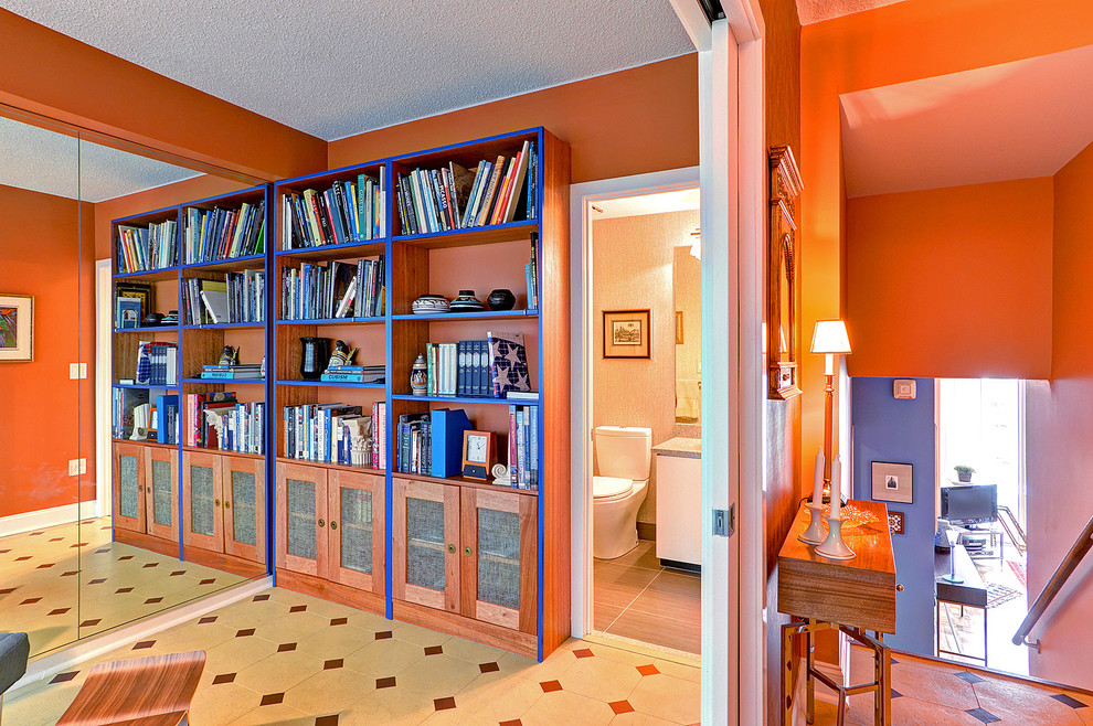 Пример оригинального дизайна: фойе среднего размера в современном стиле с оранжевыми стенами, пробковым полом и двустворчатой входной дверью