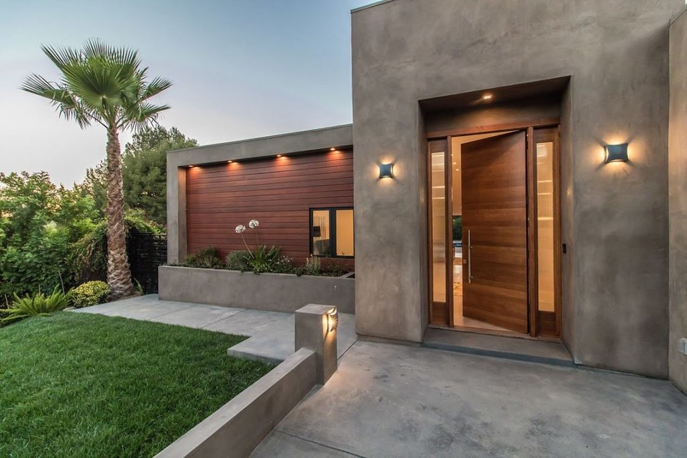 Moderne Haustür mit grauer Wandfarbe, Betonboden, Einzeltür, hellbrauner Holzhaustür und grauem Boden in Los Angeles