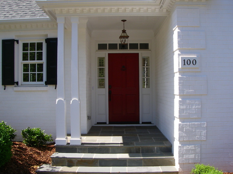 На фото: входная дверь среднего размера: освещение в классическом стиле с белыми стенами, полом из керамической плитки, одностворчатой входной дверью и красной входной дверью