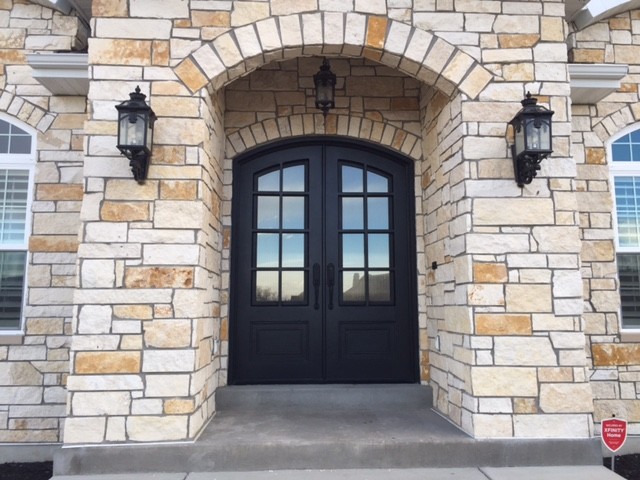 Стильный дизайн: входная дверь среднего размера в стиле рустика с бежевыми стенами, бетонным полом, двустворчатой входной дверью, черной входной дверью и серым полом - последний тренд