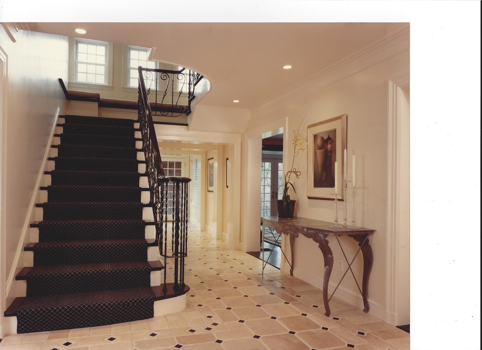 Example of a classic entryway design in Boston