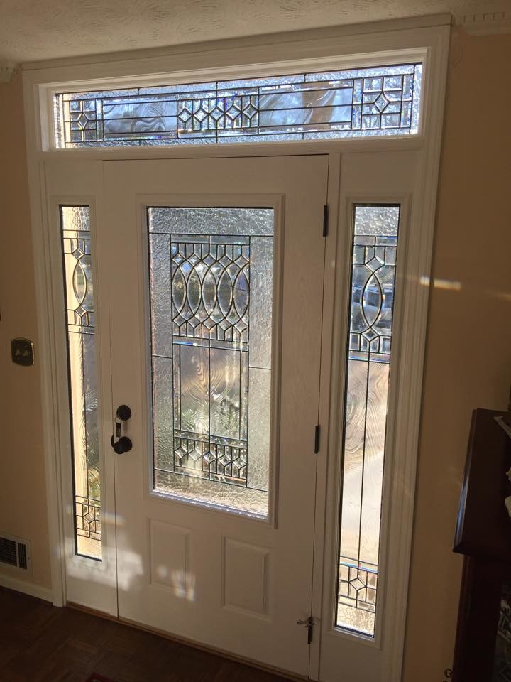 Foto de puerta principal clásica renovada grande con puerta simple y puerta blanca