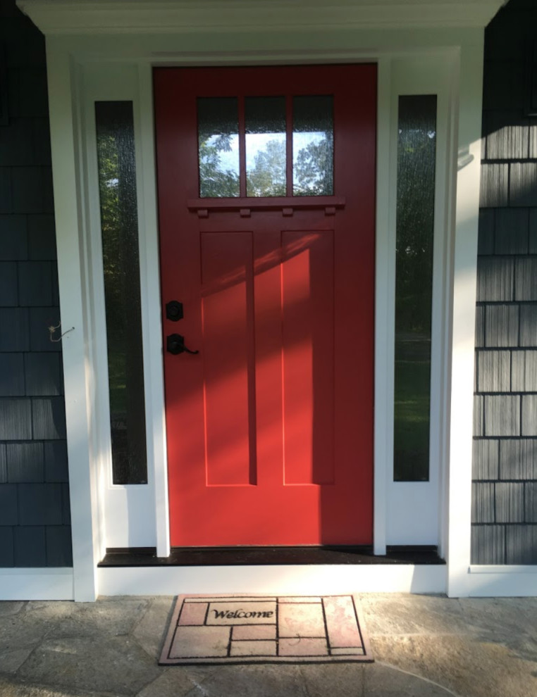 Modelo de puerta principal tradicional de tamaño medio con puerta simple y puerta roja