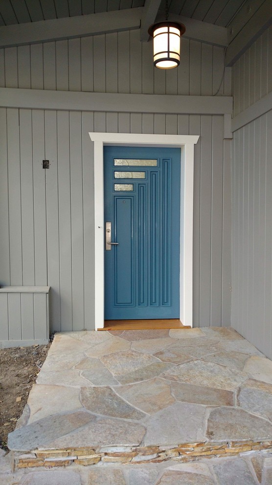 Amerikansk inredning av en mellanstor ingång och ytterdörr, med grå väggar, skiffergolv, en enkeldörr, en blå dörr och flerfärgat golv