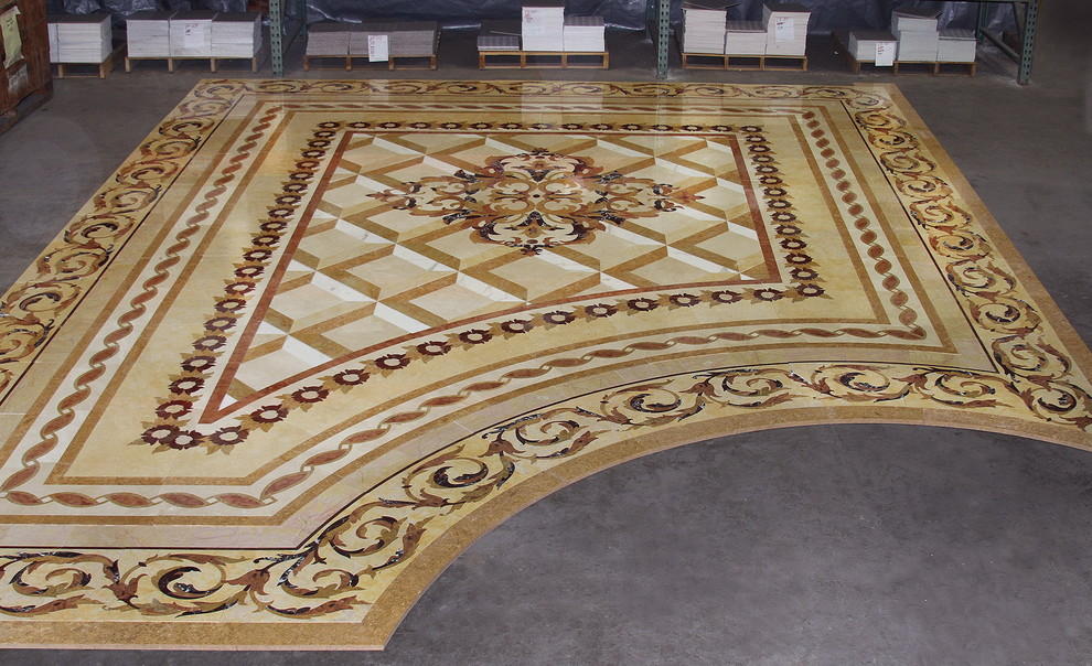Exempel på en stor klassisk foajé, med marmorgolv, en dubbeldörr och beiget golv