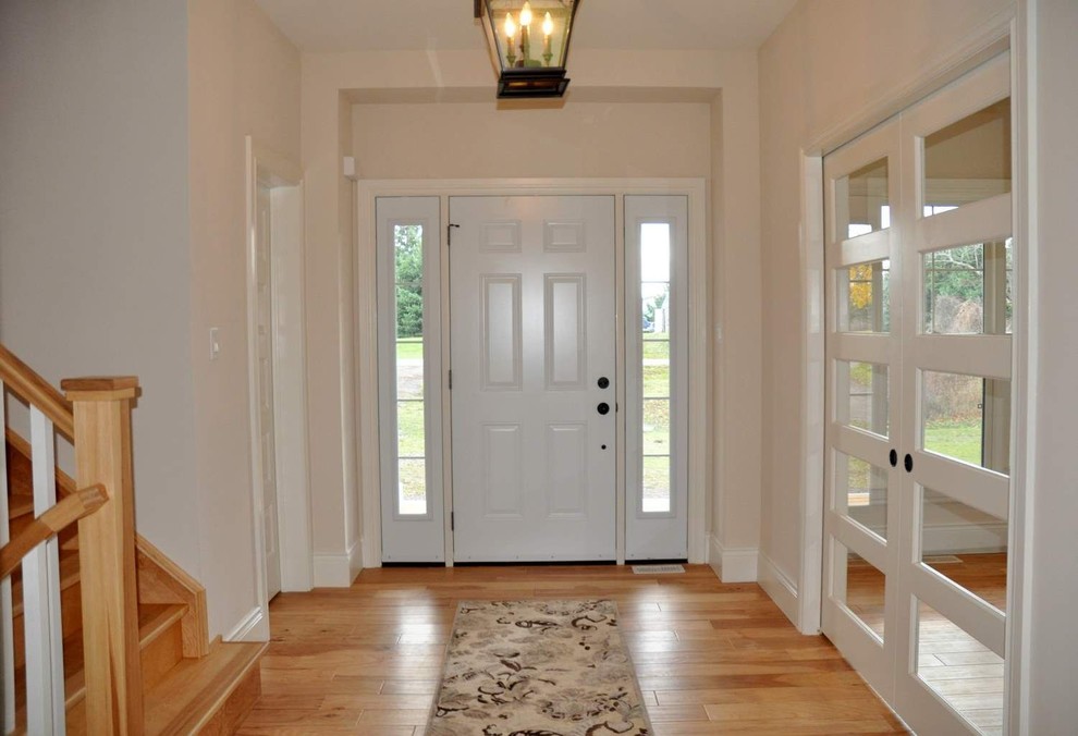 Источник вдохновения для домашнего уюта: фойе среднего размера в стиле кантри с белыми стенами, светлым паркетным полом, одностворчатой входной дверью и белой входной дверью