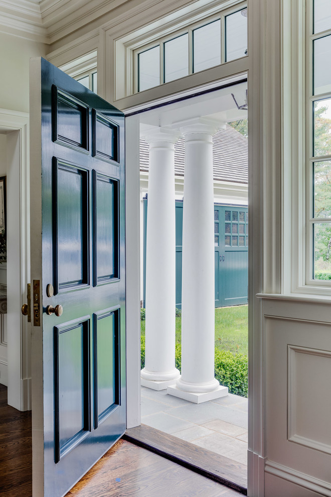 Ispirazione per una porta d'ingresso country di medie dimensioni con pareti bianche, pavimento in legno massello medio, una porta singola, una porta verde e pavimento marrone