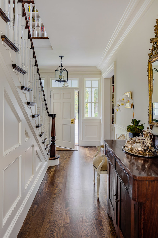Mittelgroße Country Haustür mit weißer Wandfarbe, braunem Holzboden, Einzeltür, weißer Haustür und braunem Boden in Boston