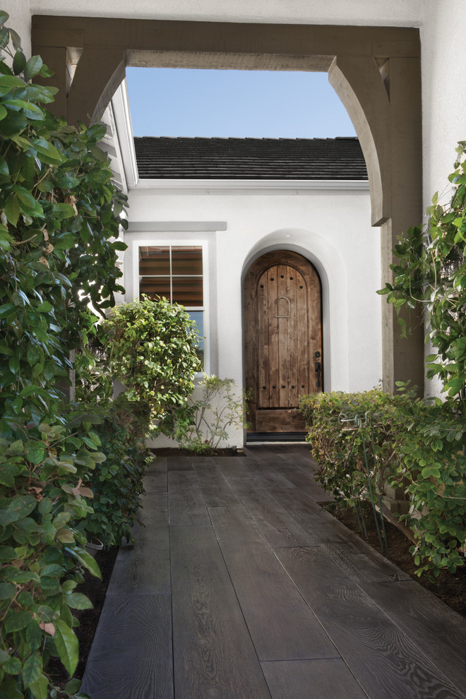 Example of a cottage entryway design in San Diego
