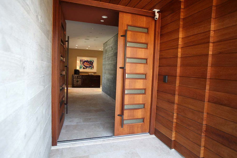 Geräumiger Maritimer Eingang mit Korridor, grauer Wandfarbe, Keramikboden, Doppeltür und brauner Haustür in Los Angeles