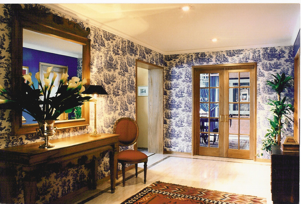 Idéer för en mellanstor eklektisk foajé, med blå väggar, marmorgolv, en enkeldörr och ljus trädörr