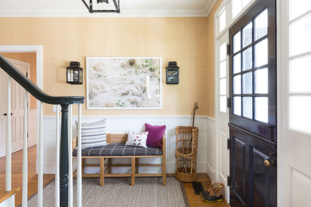 Landhausstil Foyer mit bunten Wänden, braunem Holzboden, Klöntür, schwarzer Haustür und braunem Boden in New York