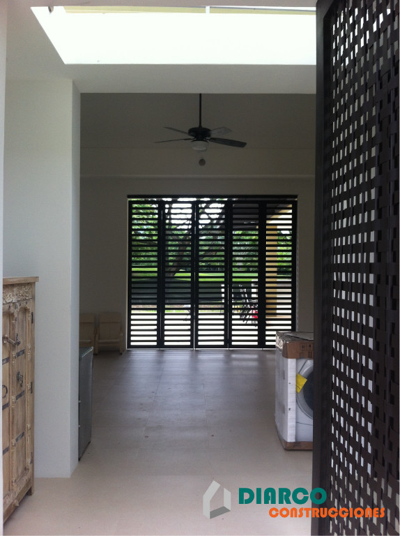 Идея дизайна: фойе среднего размера в стиле модернизм с серебряными стенами, полом из керамической плитки, одностворчатой входной дверью и металлической входной дверью