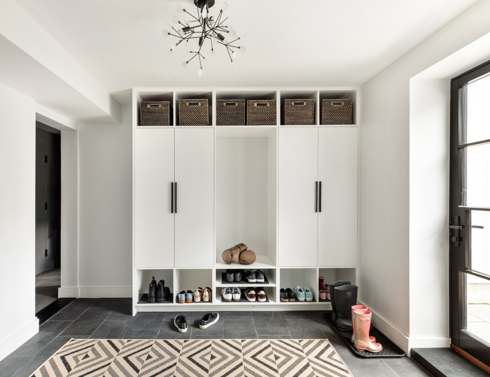 Идея дизайна: прихожая среднего размера со шкафом для обуви в современном стиле с белыми стенами, серым полом и полом из керамогранита