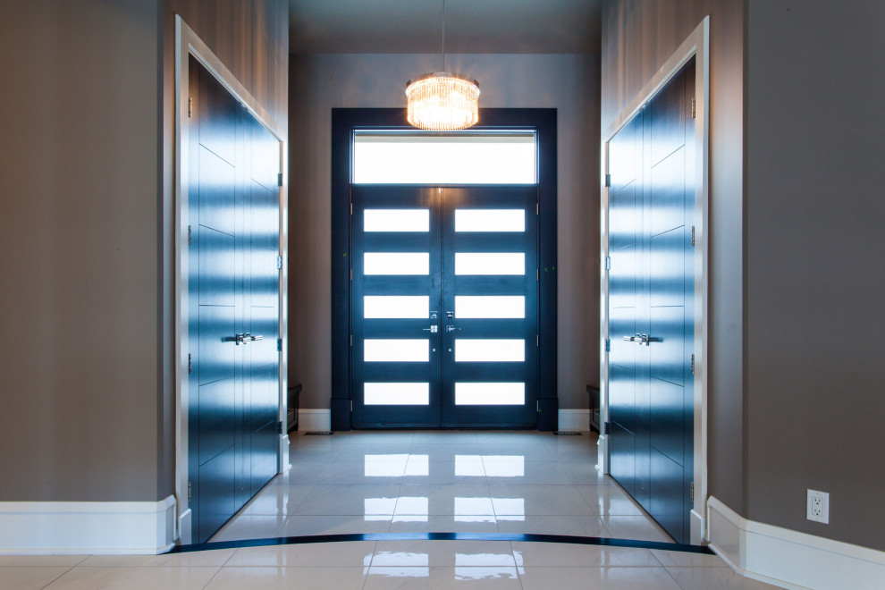 Großes Modernes Foyer mit grauer Wandfarbe, Keramikboden, Doppeltür, dunkler Holzhaustür und weißem Boden in Edmonton