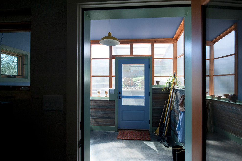 Источник вдохновения для домашнего уюта: вестибюль среднего размера в современном стиле с синими стенами, бетонным полом, одностворчатой входной дверью, синей входной дверью и серым полом