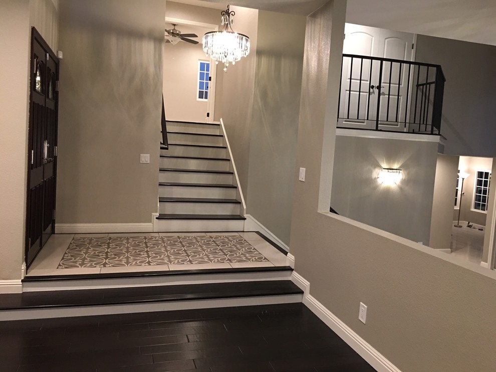 Modernes Foyer mit grauer Wandfarbe, Porzellan-Bodenfliesen, Doppeltür, dunkler Holzhaustür und grauem Boden in Los Angeles