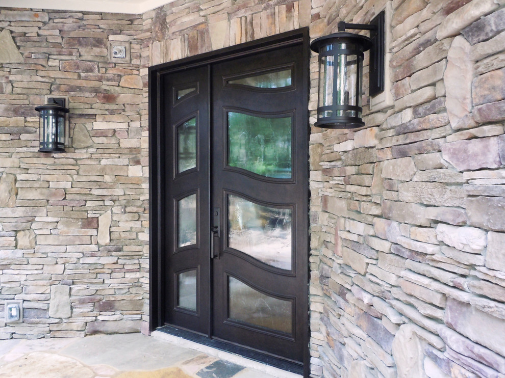 Стильный дизайн: большая входная дверь: освещение в современном стиле с одностворчатой входной дверью и коричневой входной дверью - последний тренд