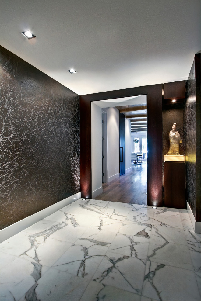 Ispirazione per un ingresso stile marinaro di medie dimensioni con pareti grigie, pavimento in marmo, pavimento bianco, carta da parati e una porta singola