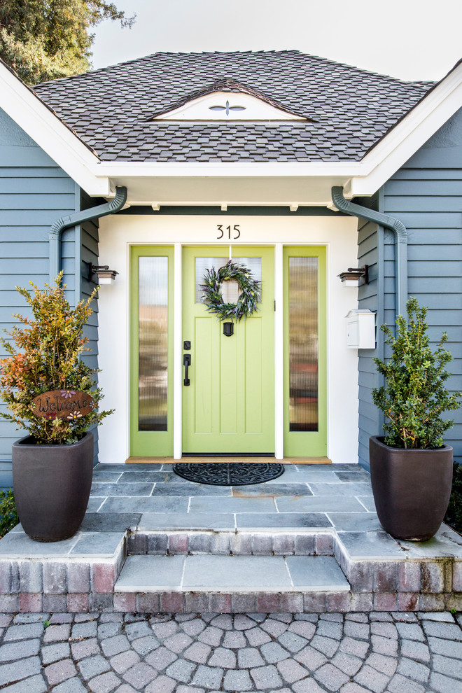На фото: входная дверь среднего размера в стиле неоклассика (современная классика) с одностворчатой входной дверью и зеленой входной дверью с