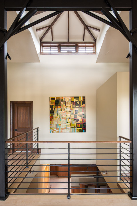 デンバーにある高級な中くらいなコンテンポラリースタイルのおしゃれな玄関ホール (ベージュの壁、淡色無垢フローリング、濃色木目調のドア、ベージュの床) の写真