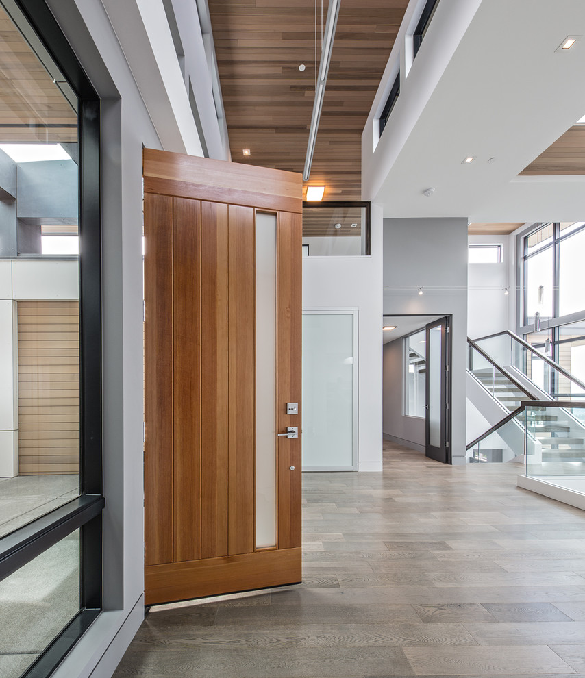 Große Moderne Haustür mit weißer Wandfarbe, hellem Holzboden, Doppeltür, dunkler Holzhaustür und braunem Boden in Seattle