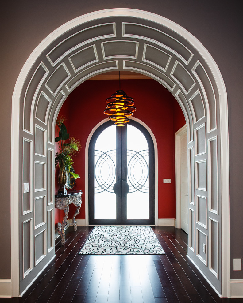 Идея дизайна: входная дверь среднего размера в современном стиле с красными стенами, темным паркетным полом, двустворчатой входной дверью, стеклянной входной дверью и коричневым полом