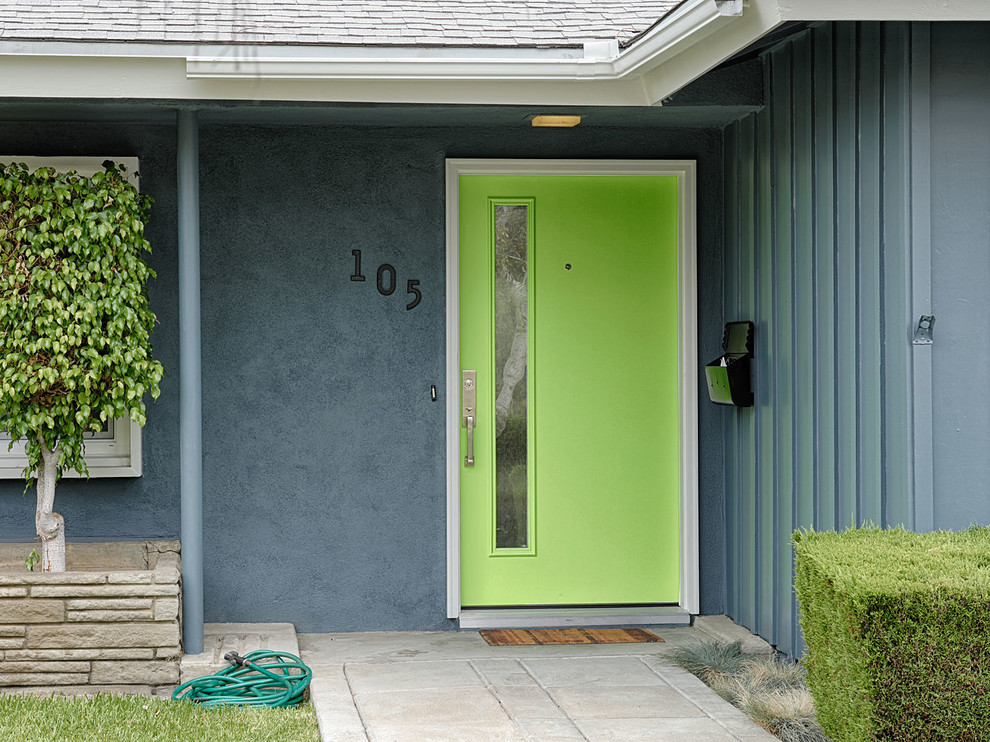 オレンジカウンティにある広いコンテンポラリースタイルのおしゃれな玄関ドア (青い壁、緑のドア) の写真