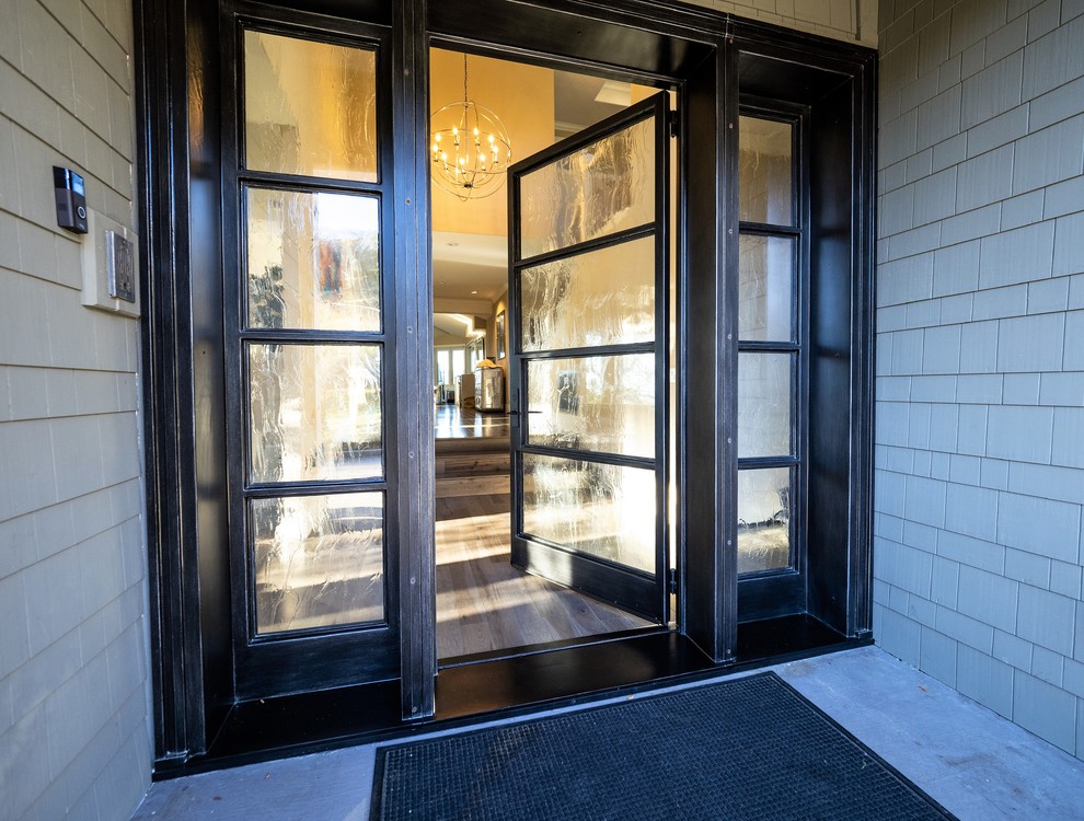 サンフランシスコにある高級な広いトランジショナルスタイルのおしゃれな玄関ドア (グレーの壁、コンクリートの床、グレーのドア、グレーの床) の写真