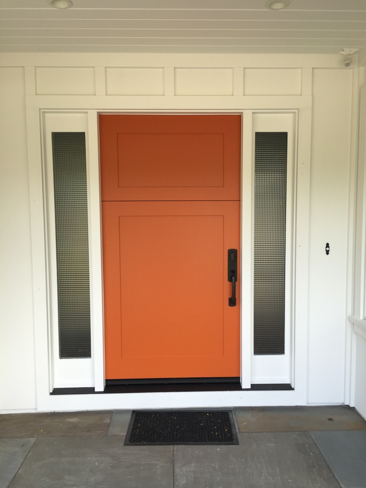 Réalisation d'une porte d'entrée tradition de taille moyenne avec un mur blanc, un sol en ardoise, une porte simple et une porte orange.
